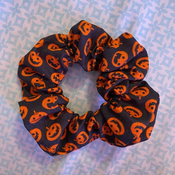 Accessories - Handmade jack-o-lantern 🎃 scrunchie!